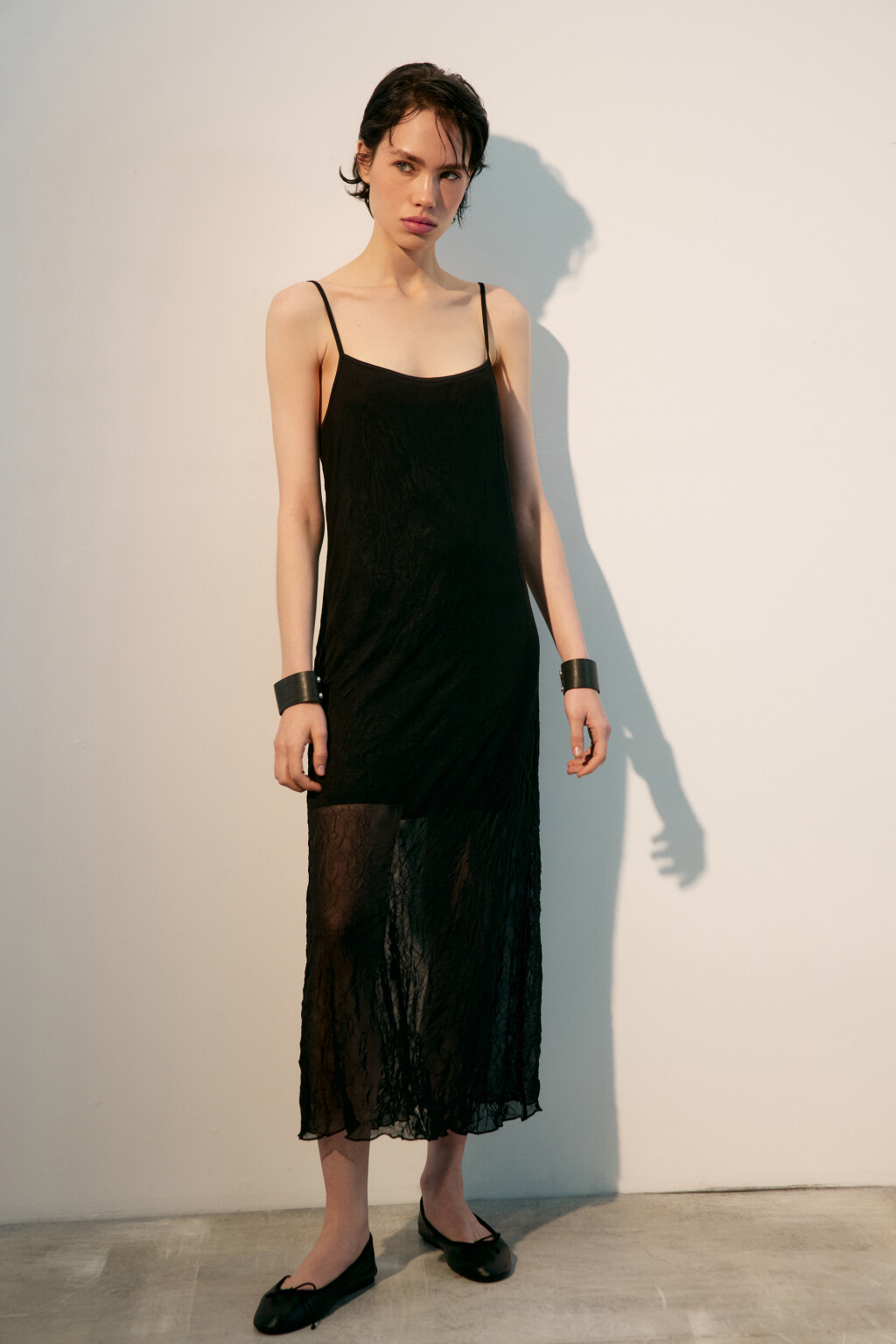 Платье макси из сетки с жатым эффектом - цвет черный - 1