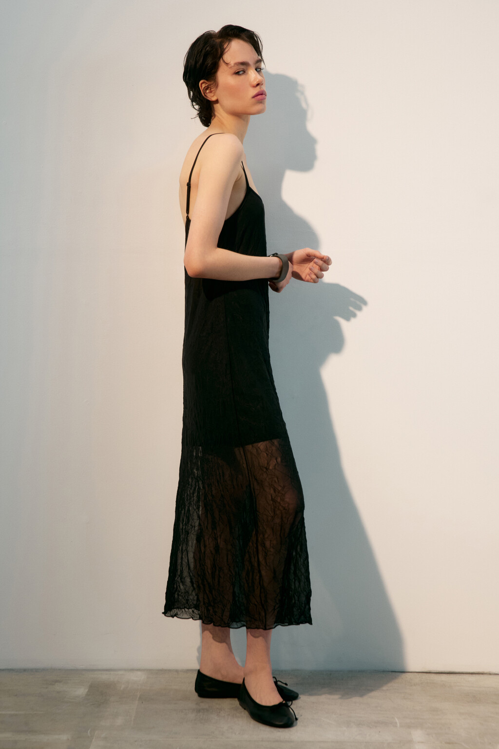 Платье макси из сетки с жатым эффектом - цвет черный - 2