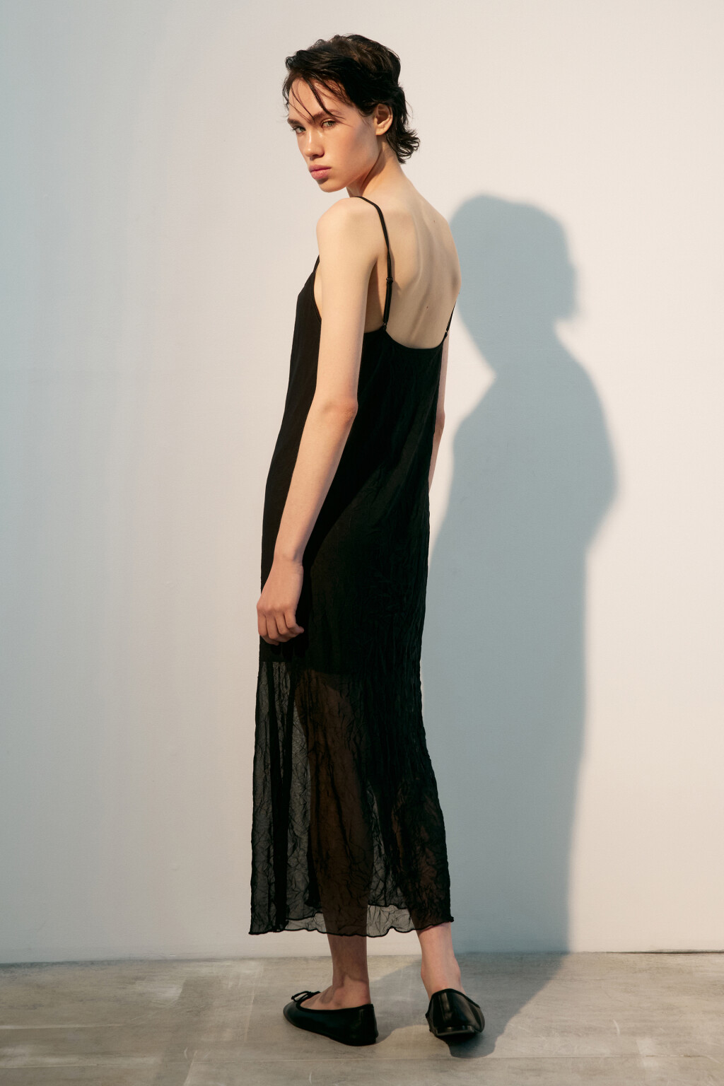 Платье макси из сетки с жатым эффектом - цвет черный - 4