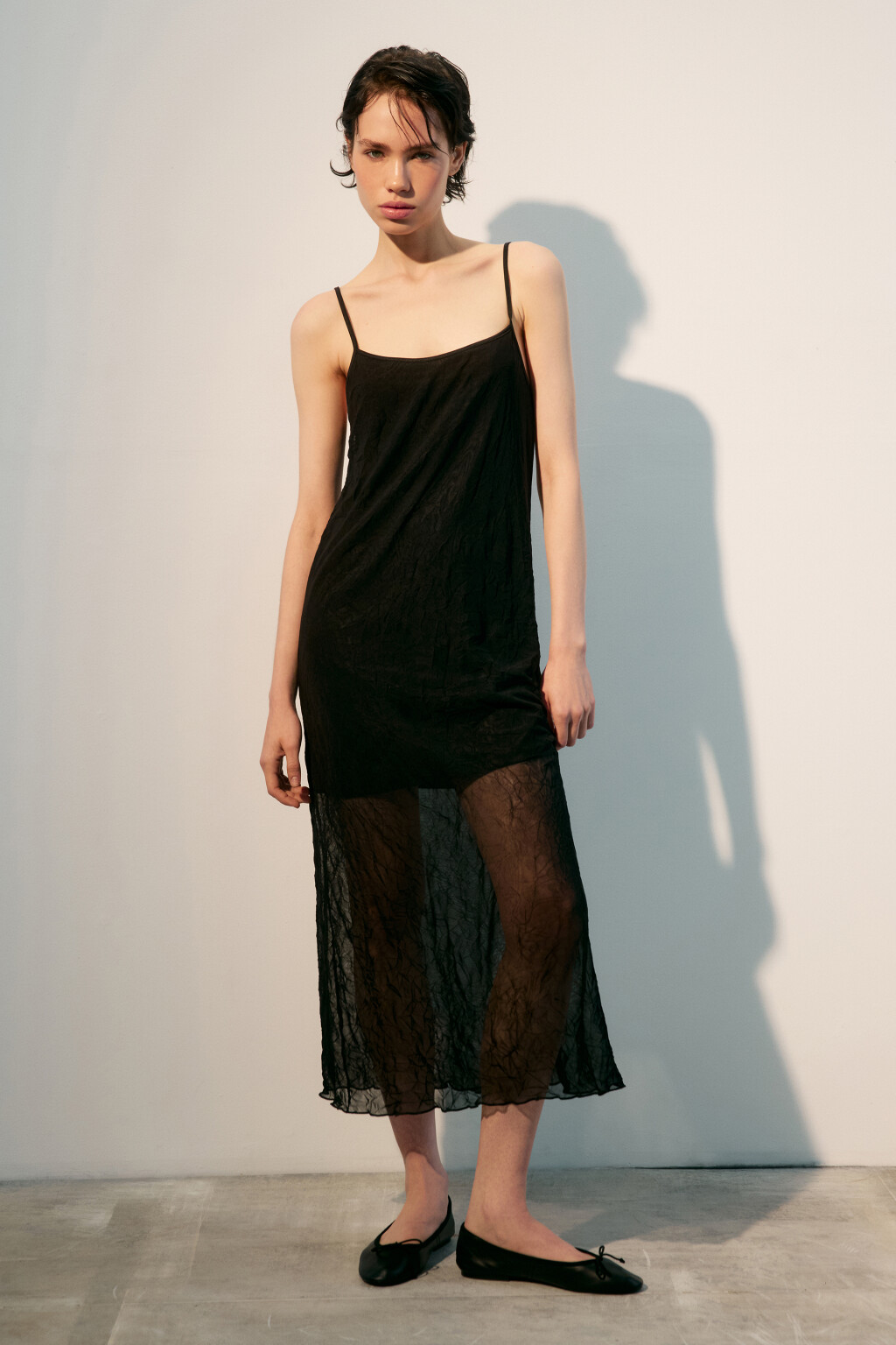 Платье макси из сетки с жатым эффектом - цвет черный - 5