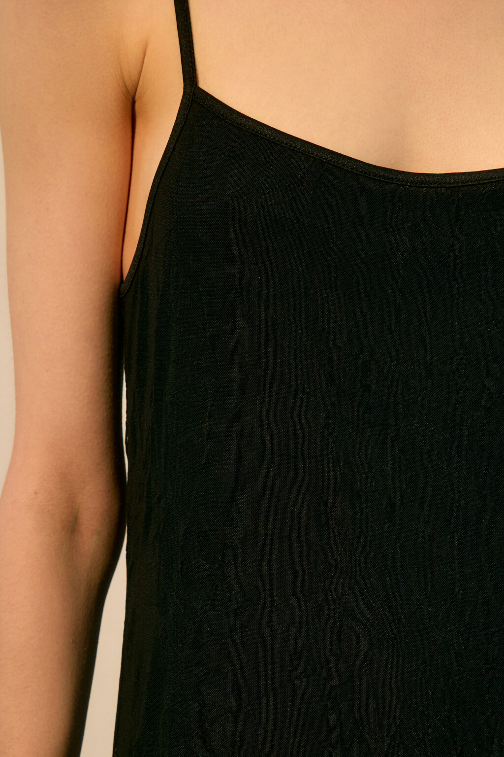 Платье макси из сетки с жатым эффектом - цвет черный - 6