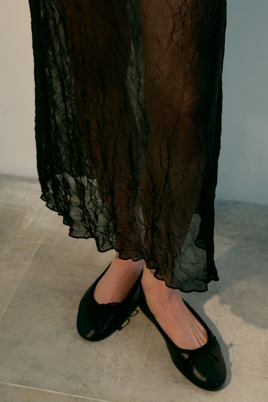 Платье макси из сетки с жатым эффектом - цвет черный - 7