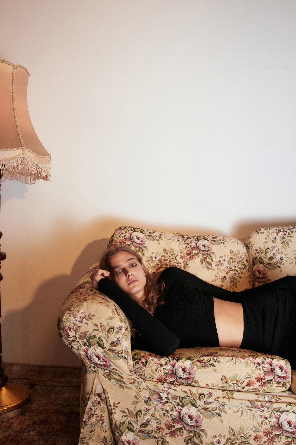 Платье-футляр с вырезом на талии - цвет черный - 2