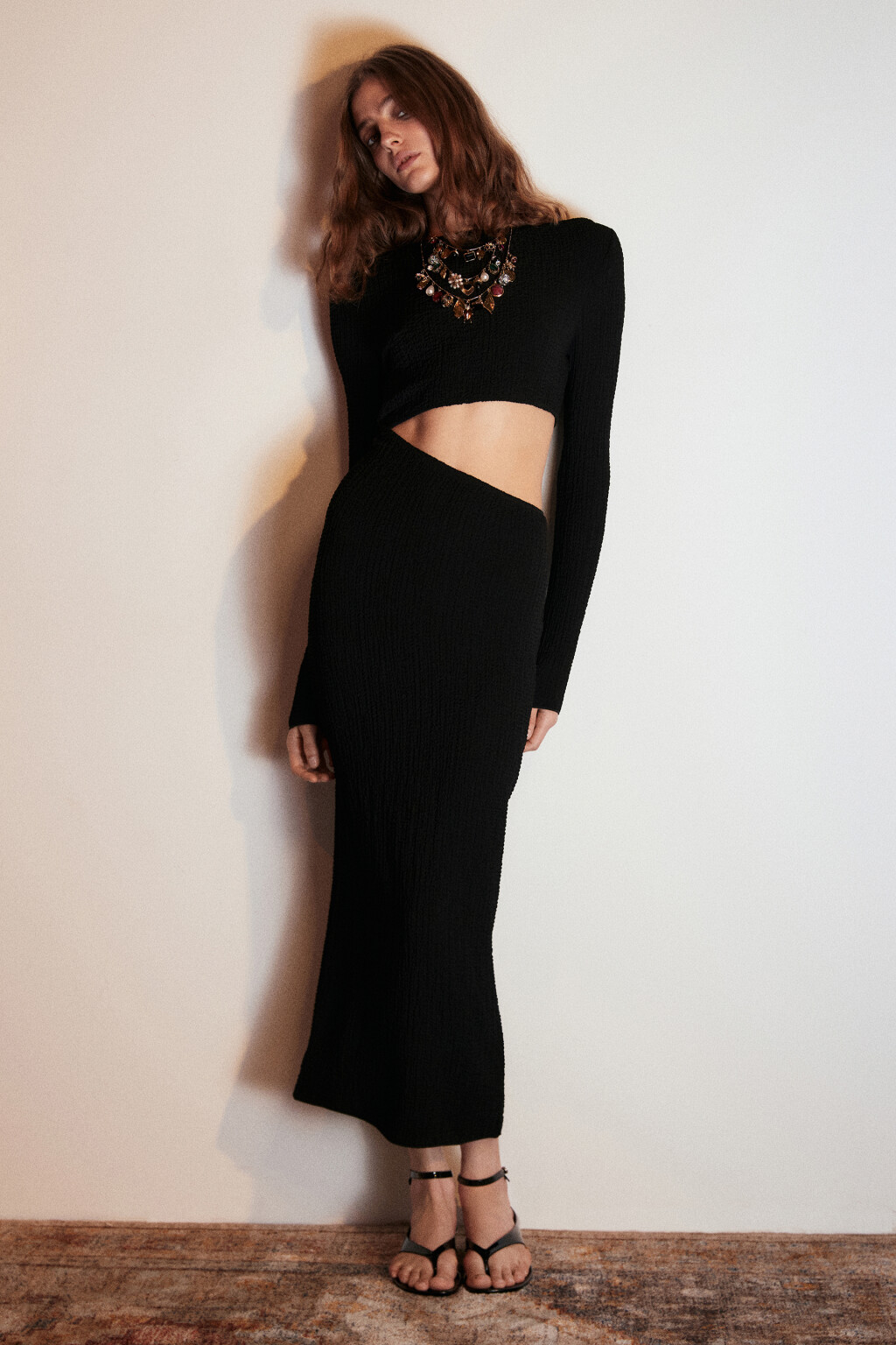 Платье-футляр с вырезом на талии - цвет черный - 5