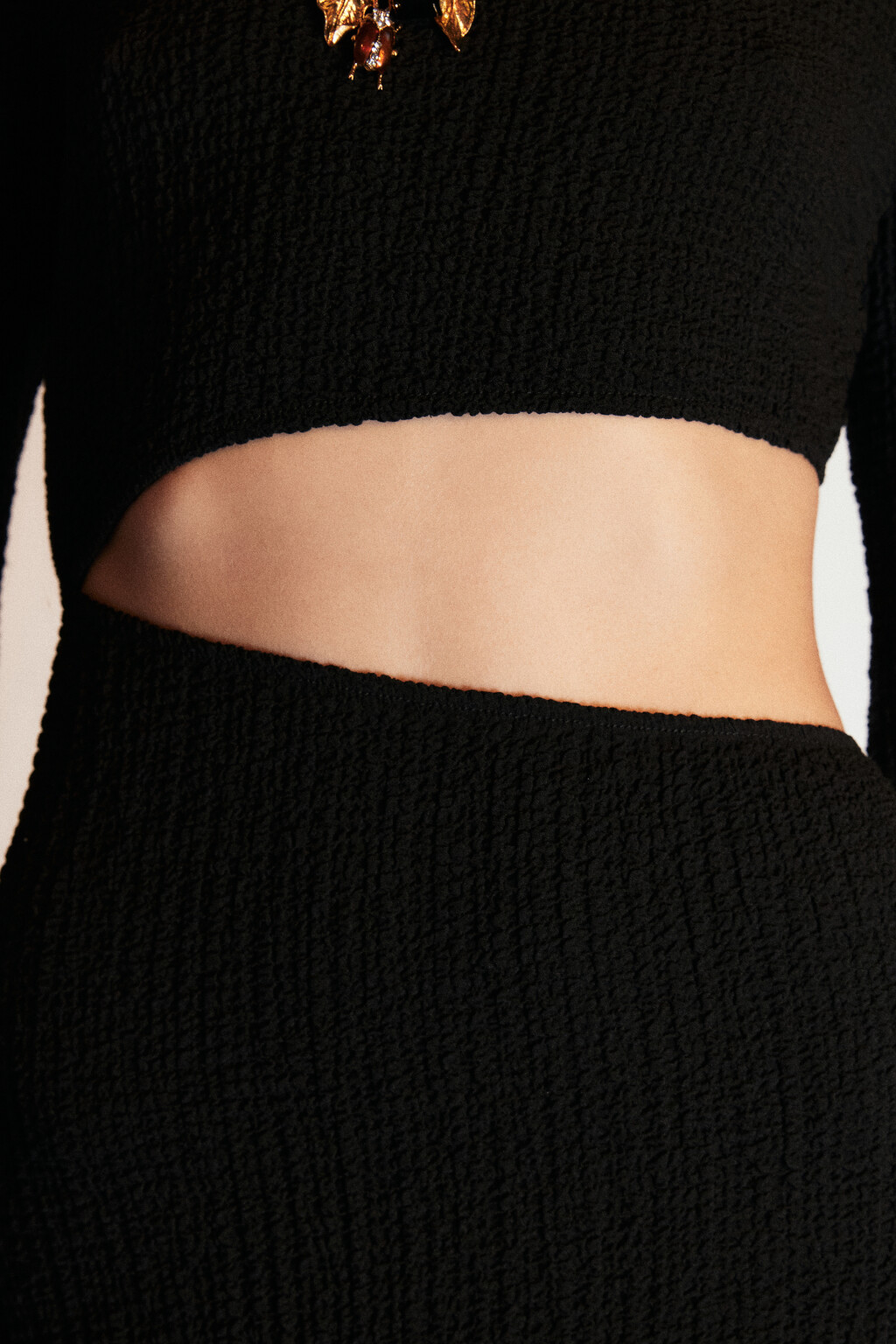 Платье-футляр с вырезом на талии - цвет черный - 6