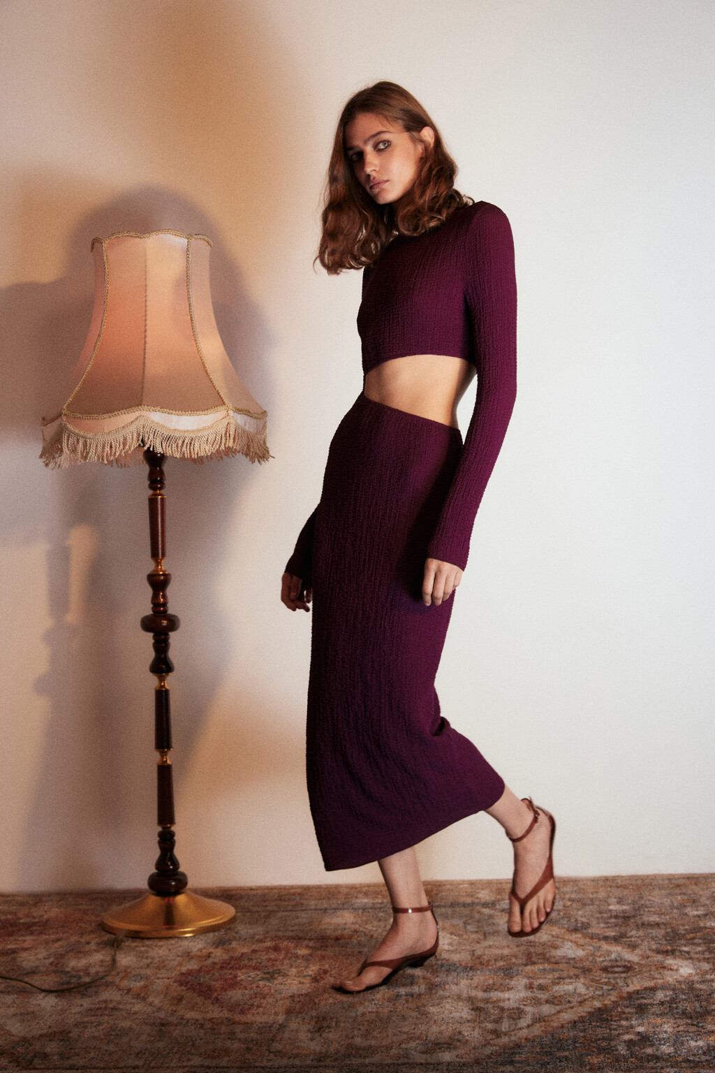 Платье-футляр с вырезом на талии - цвет красный - 1