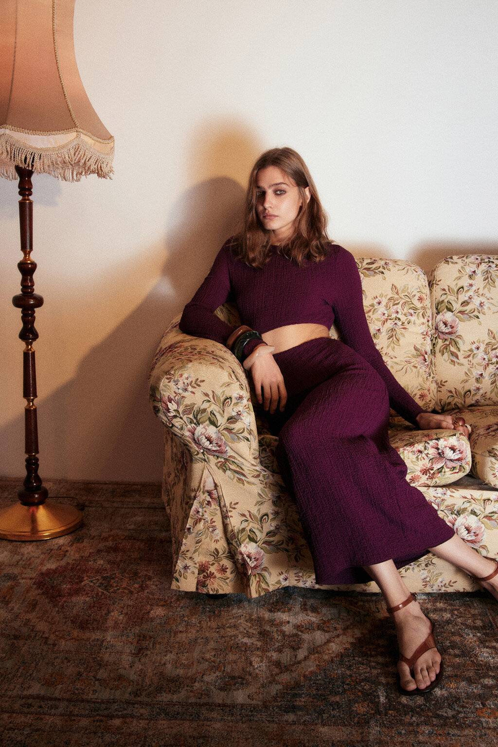 Платье-футляр с вырезом на талии - цвет красный - 2