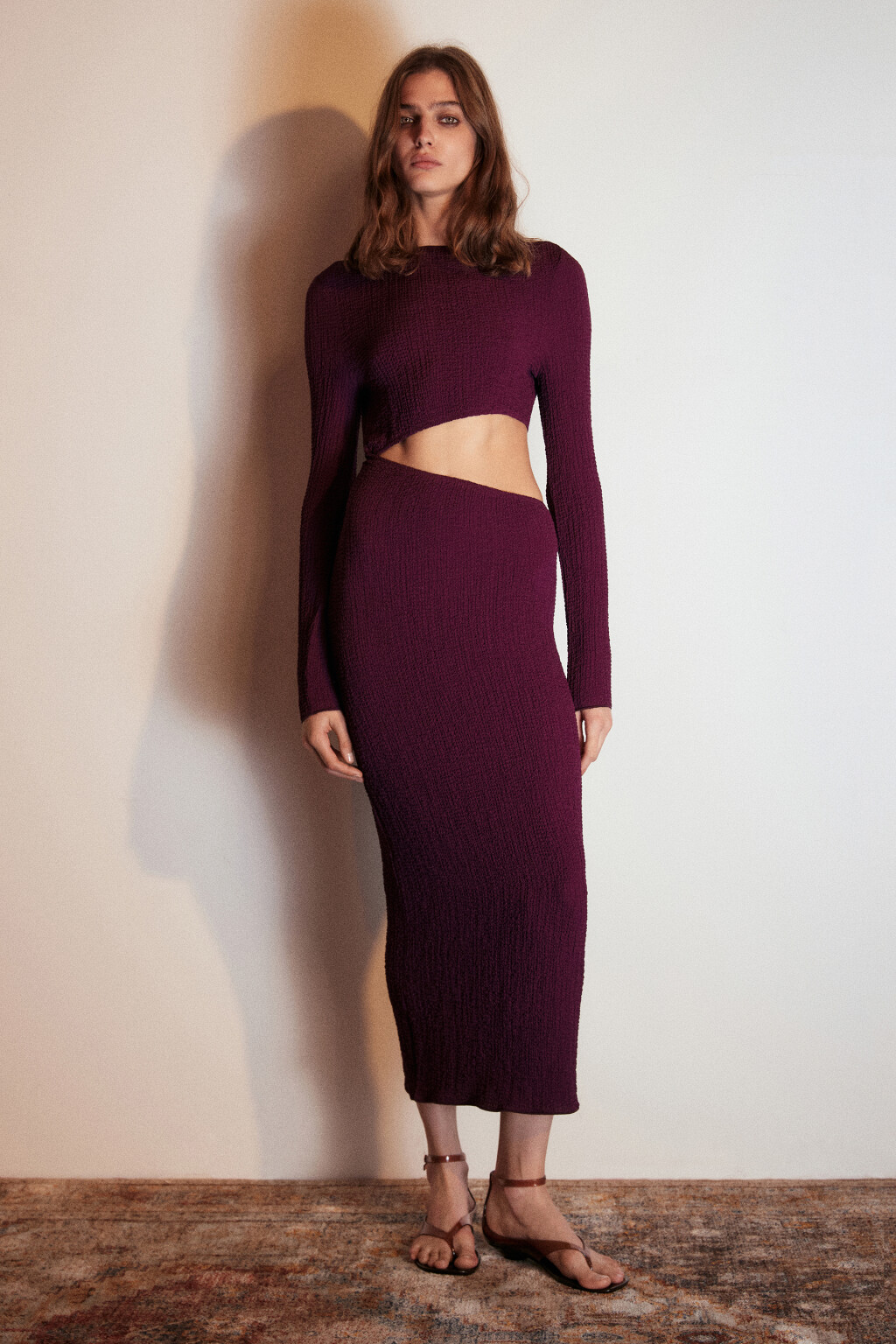 Платье-футляр с вырезом на талии - цвет красный - 4