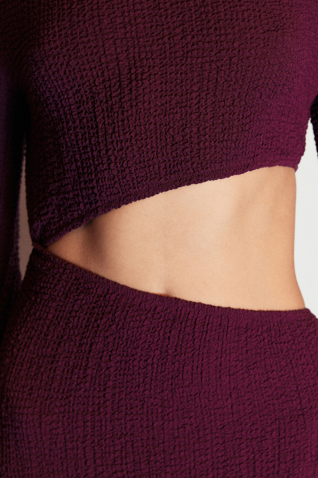 Платье-футляр с вырезом на талии - цвет красный - 7