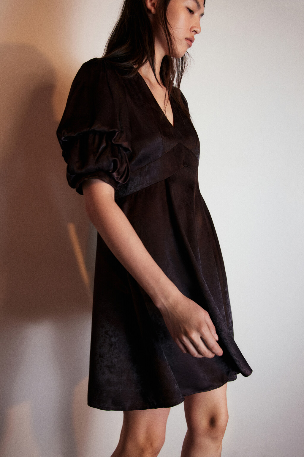 Платье мини с пышными рукавами - цвет коричневый - 1