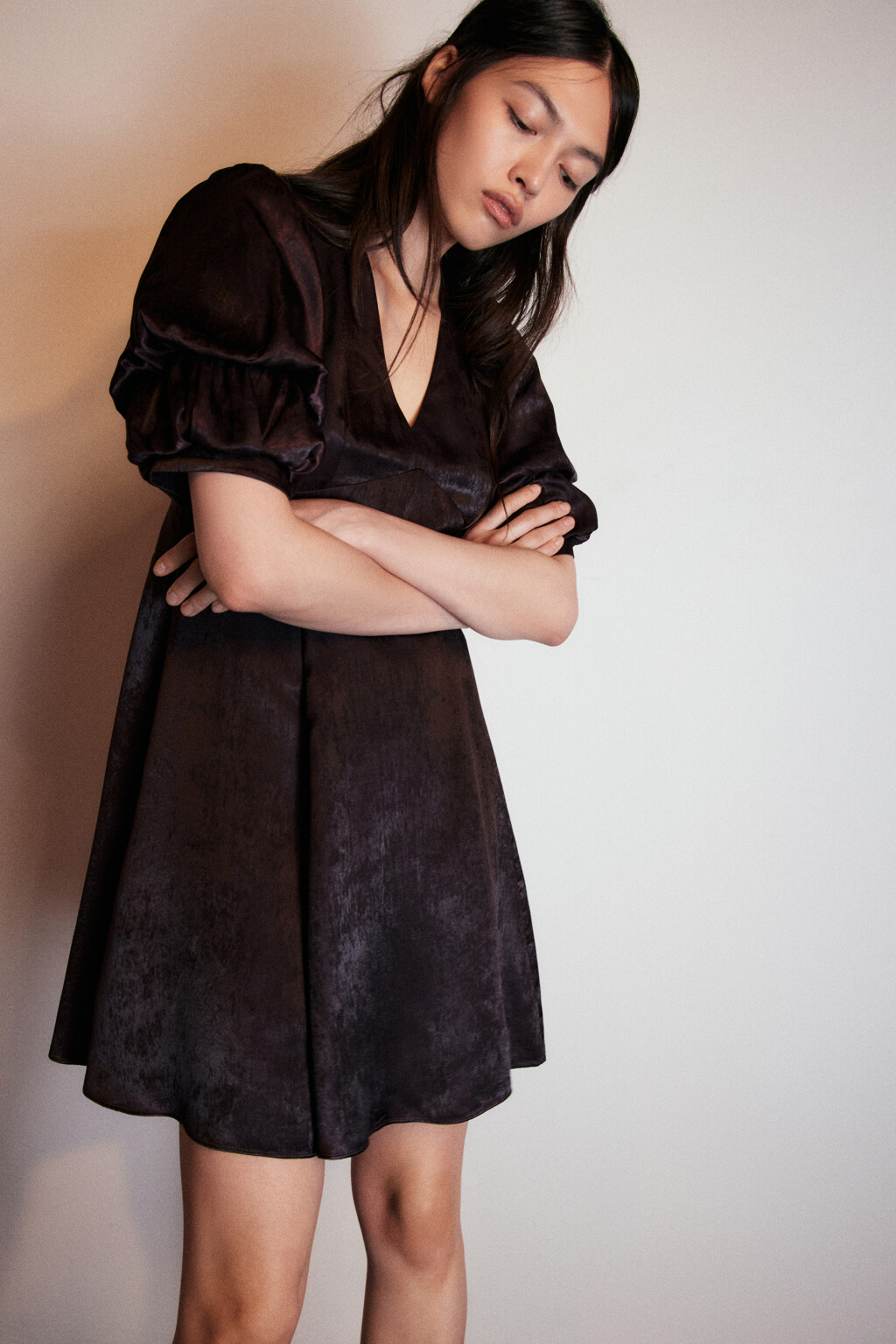 Платье мини с пышными рукавами - цвет коричневый - 2