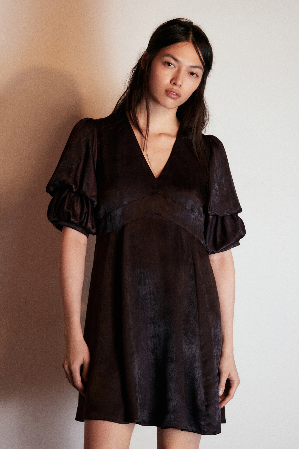 Платье мини с пышными рукавами - цвет коричневый - 3