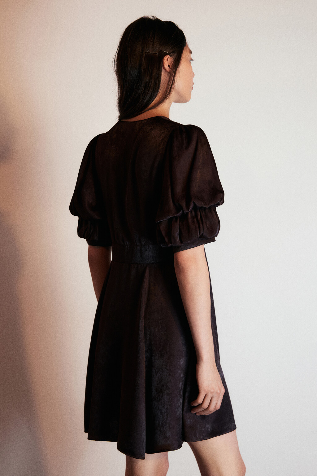 Платье мини с пышными рукавами - цвет коричневый - 4