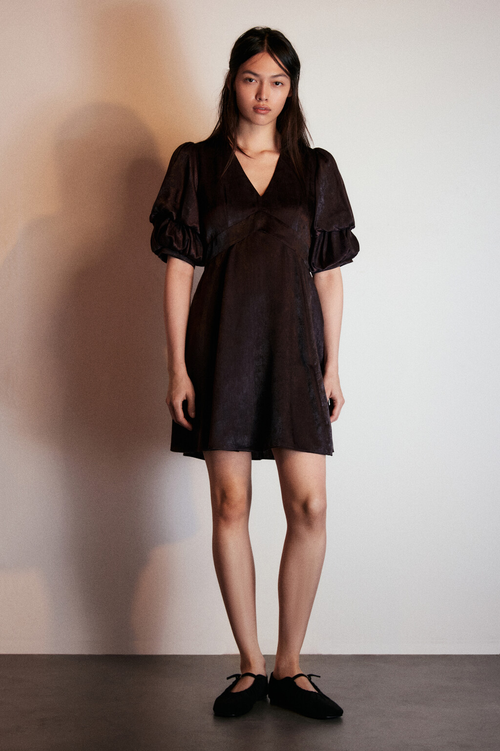 Платье мини с пышными рукавами - цвет коричневый - 5