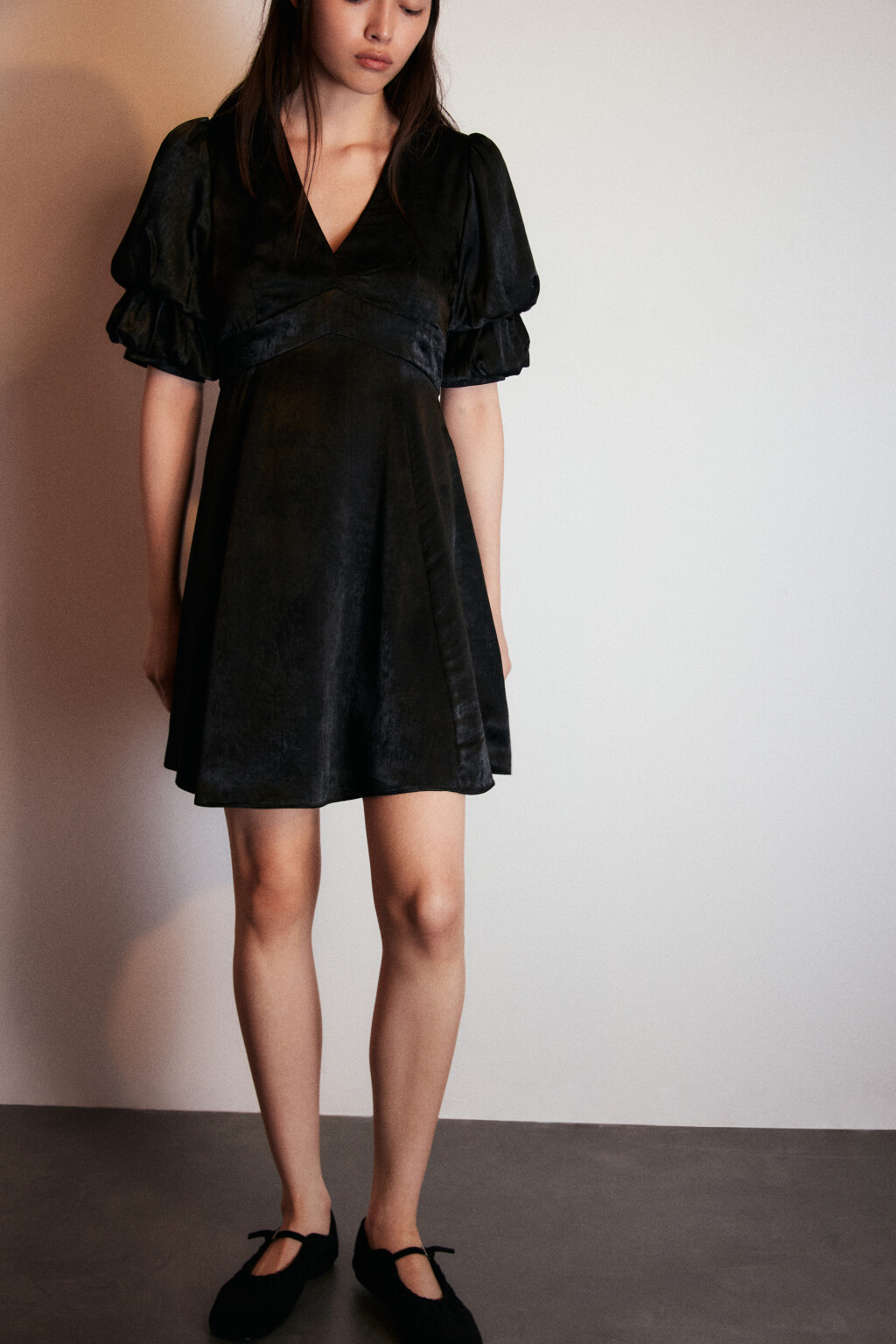 Платье мини с пышными рукавами - цвет черный - 1
