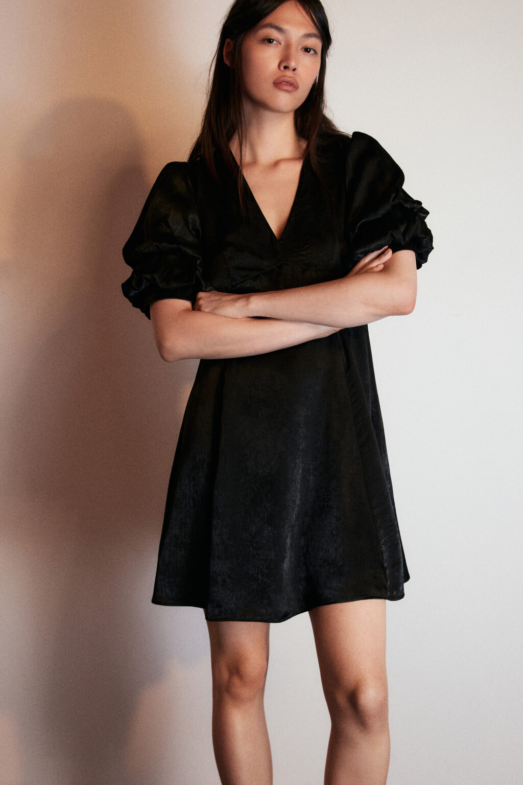 Платье мини с пышными рукавами - цвет черный - 2