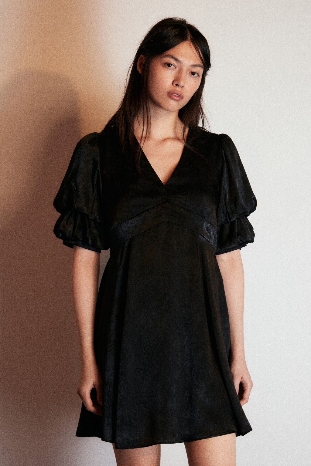 Платье мини с пышными рукавами - цвет черный - 3