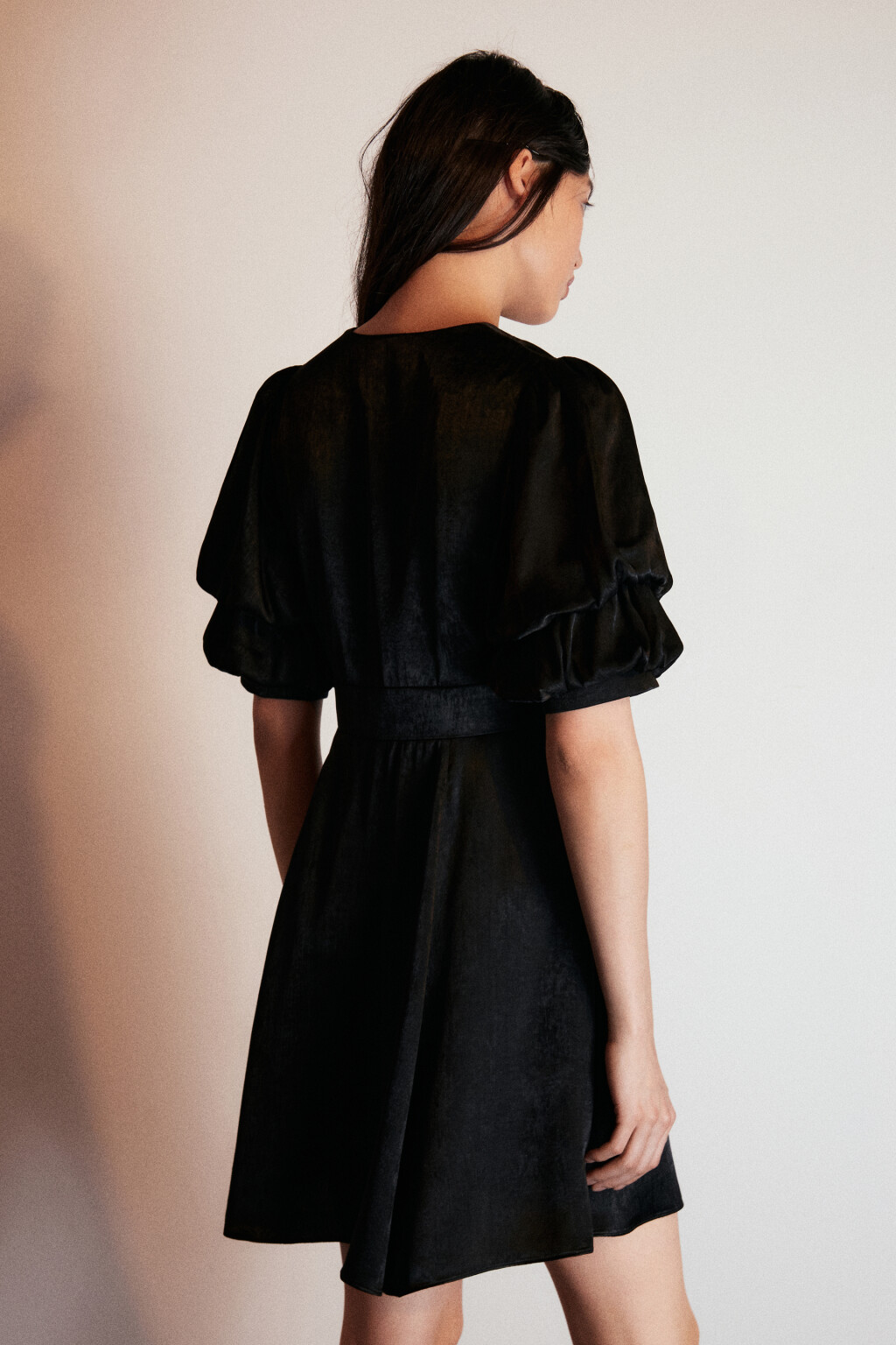 Платье мини с пышными рукавами - цвет черный - 4