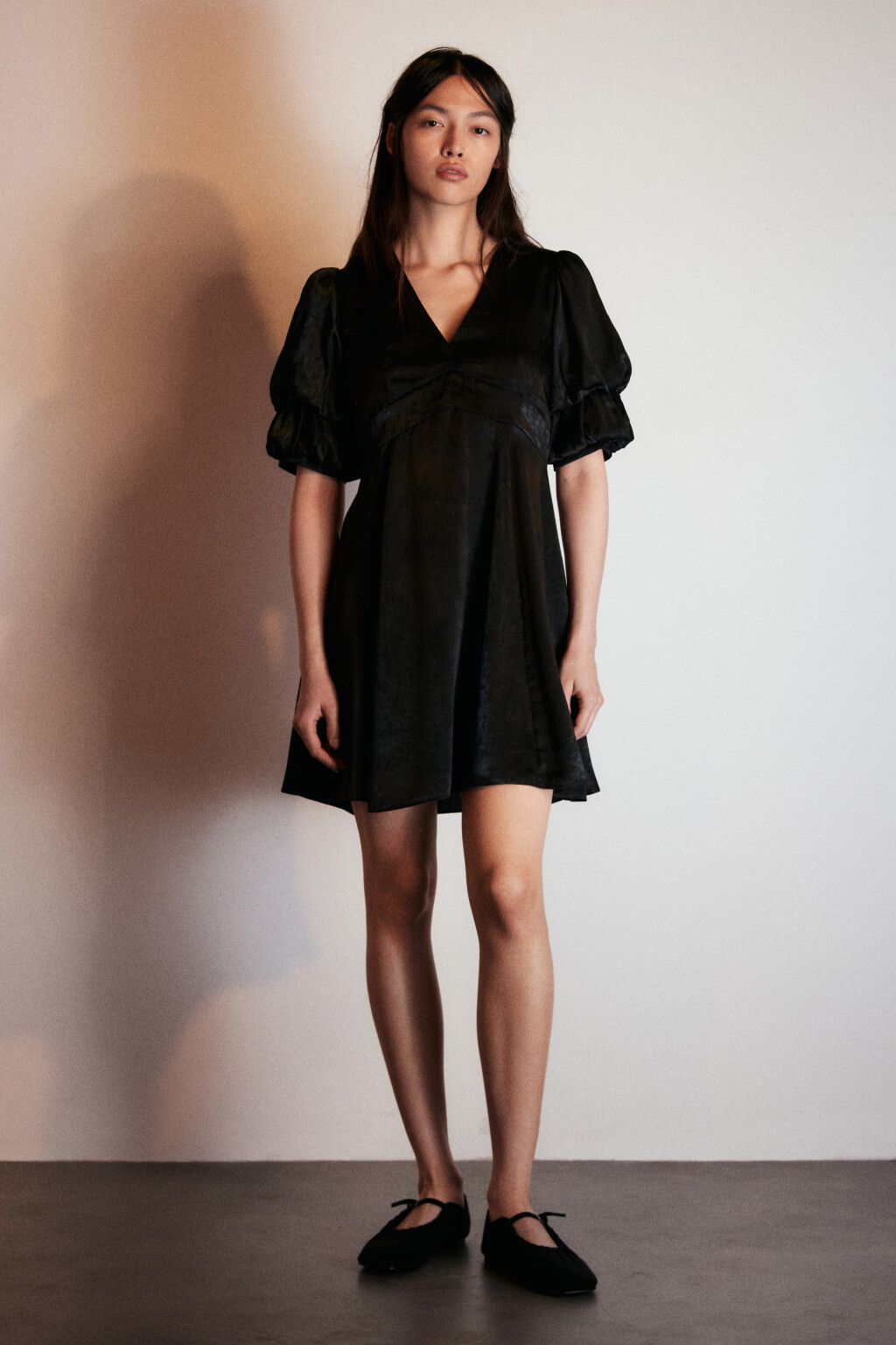 Платье мини с пышными рукавами - цвет черный - 5