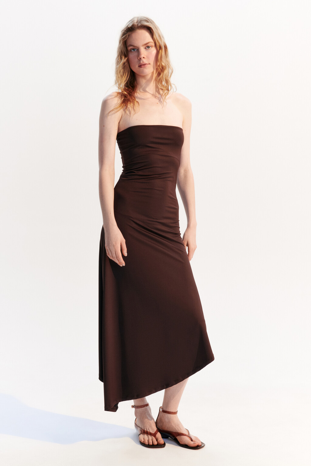 Платье-бандо миди асимметричное - цвет коричневый - 2