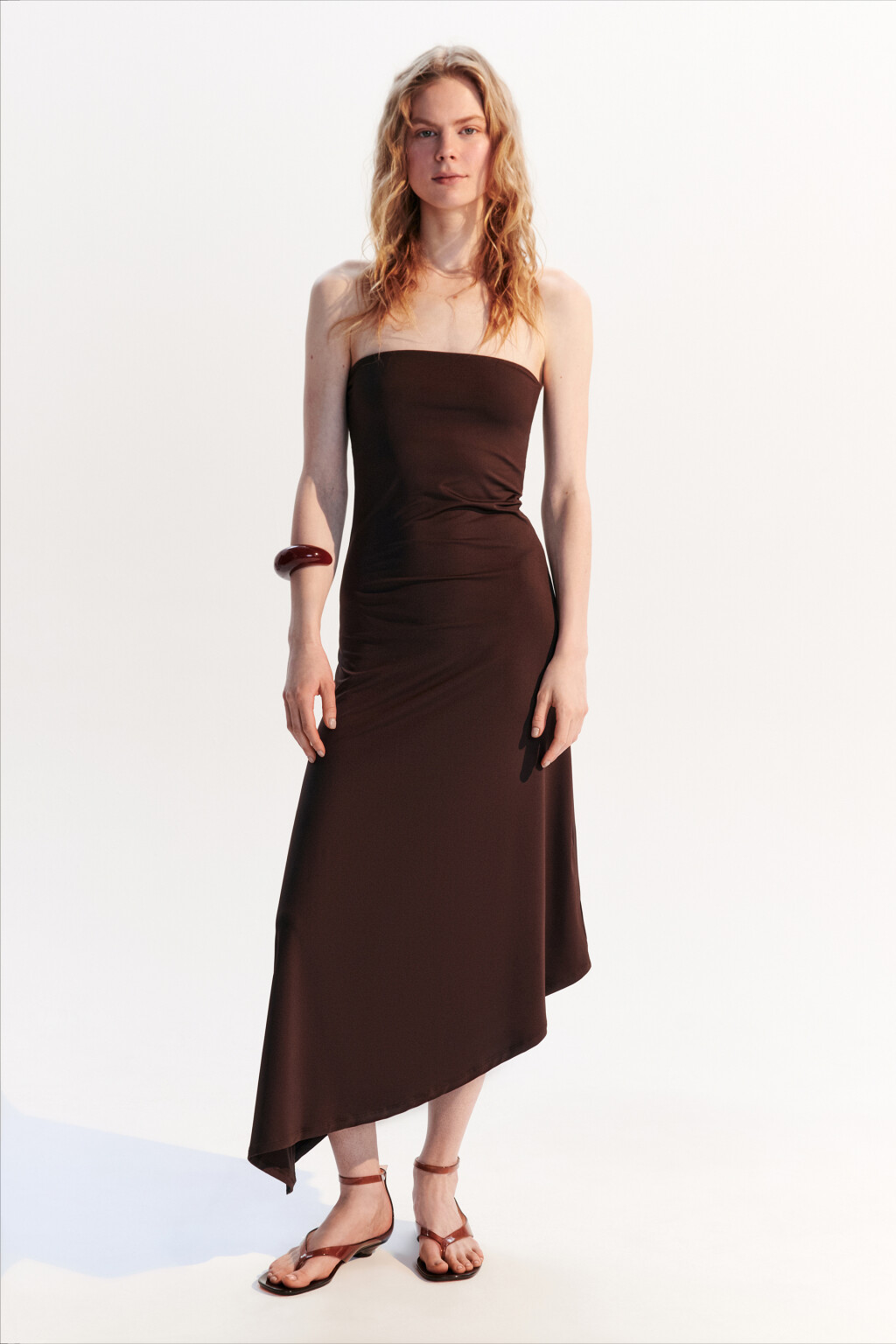 Платье-бандо миди асимметричное - цвет коричневый - 4