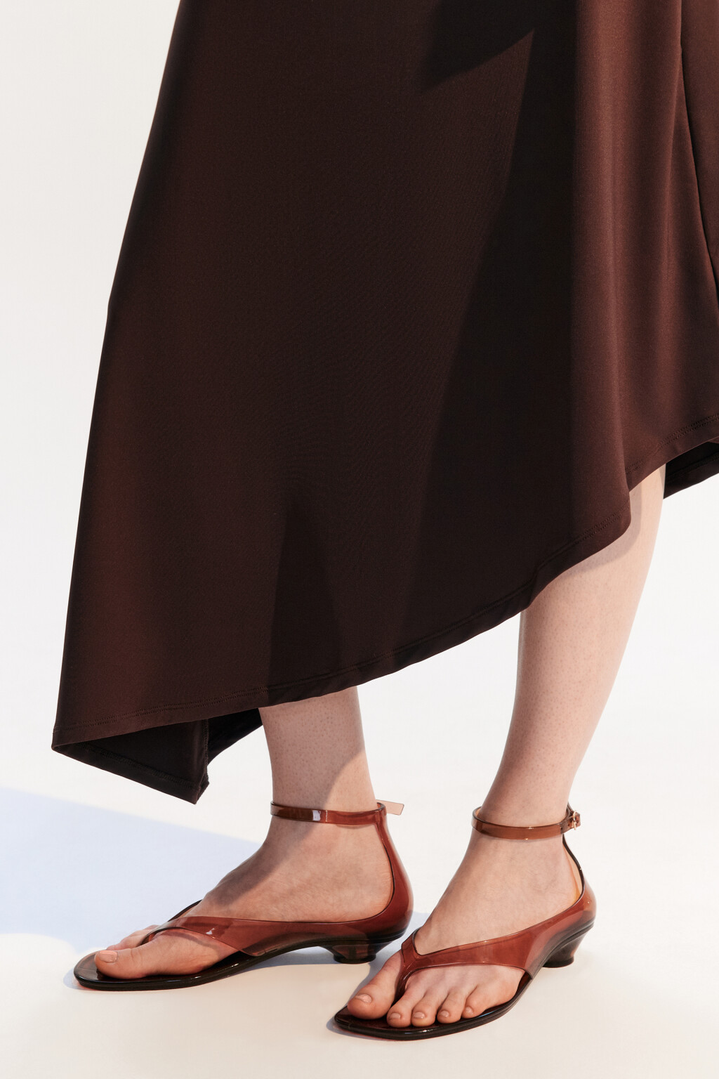 Платье-бандо миди асимметричное - цвет коричневый - 6