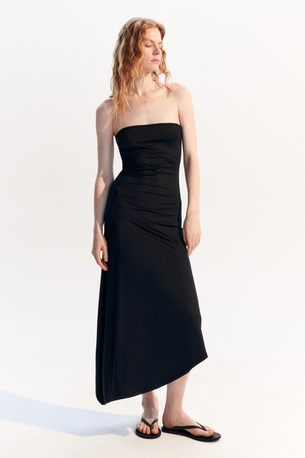 Платье-бандо миди асимметричное - цвет черный - 4