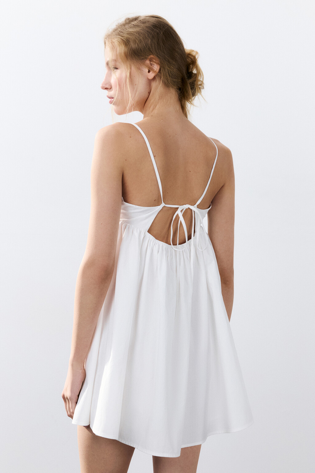 Платье-сарафан мини с завязками - цвет белый - 4