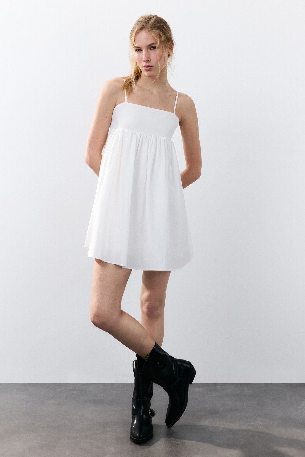 Платье-сарафан мини с завязками - цвет белый - 5