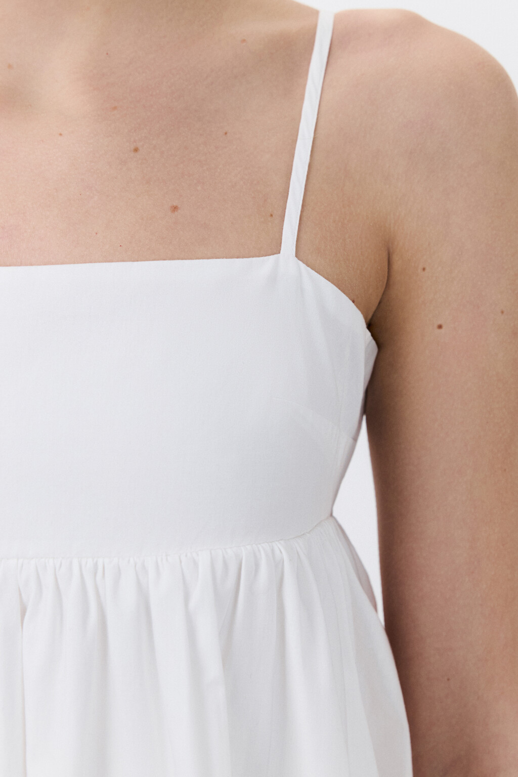 Платье-сарафан мини с завязками - цвет белый - 7