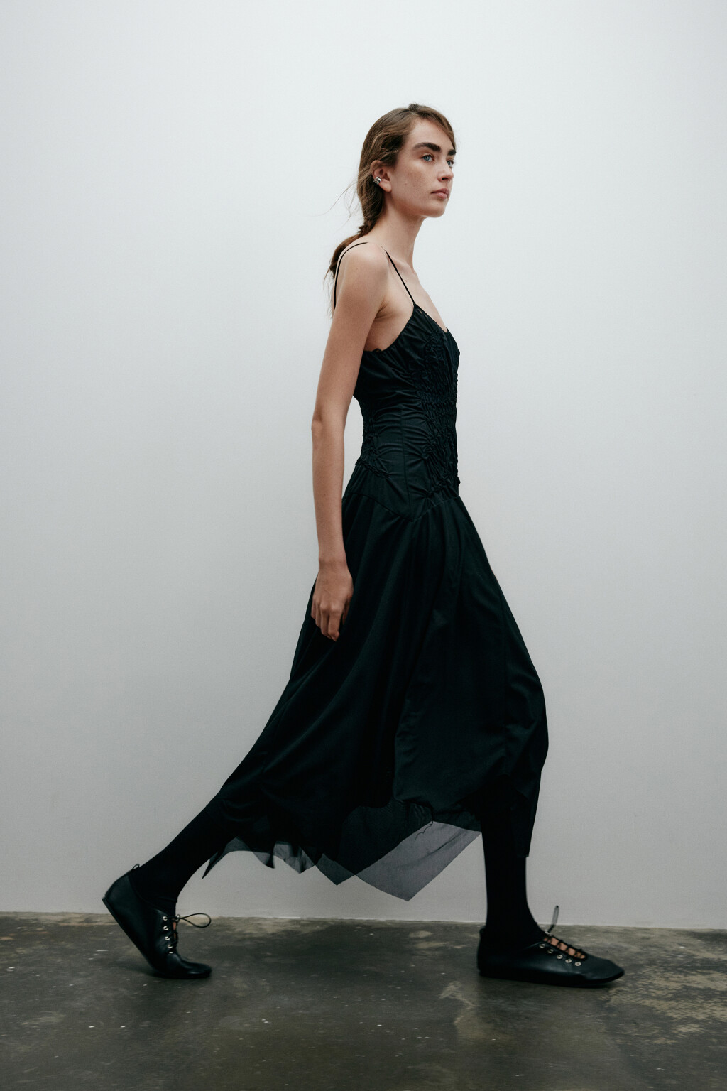 Платье асимметричное на бретельках - цвет черный - 1