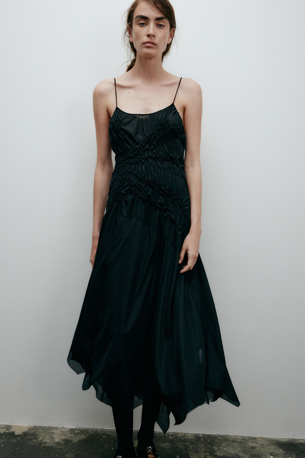 Платье асимметричное на бретельках - цвет черный - 2