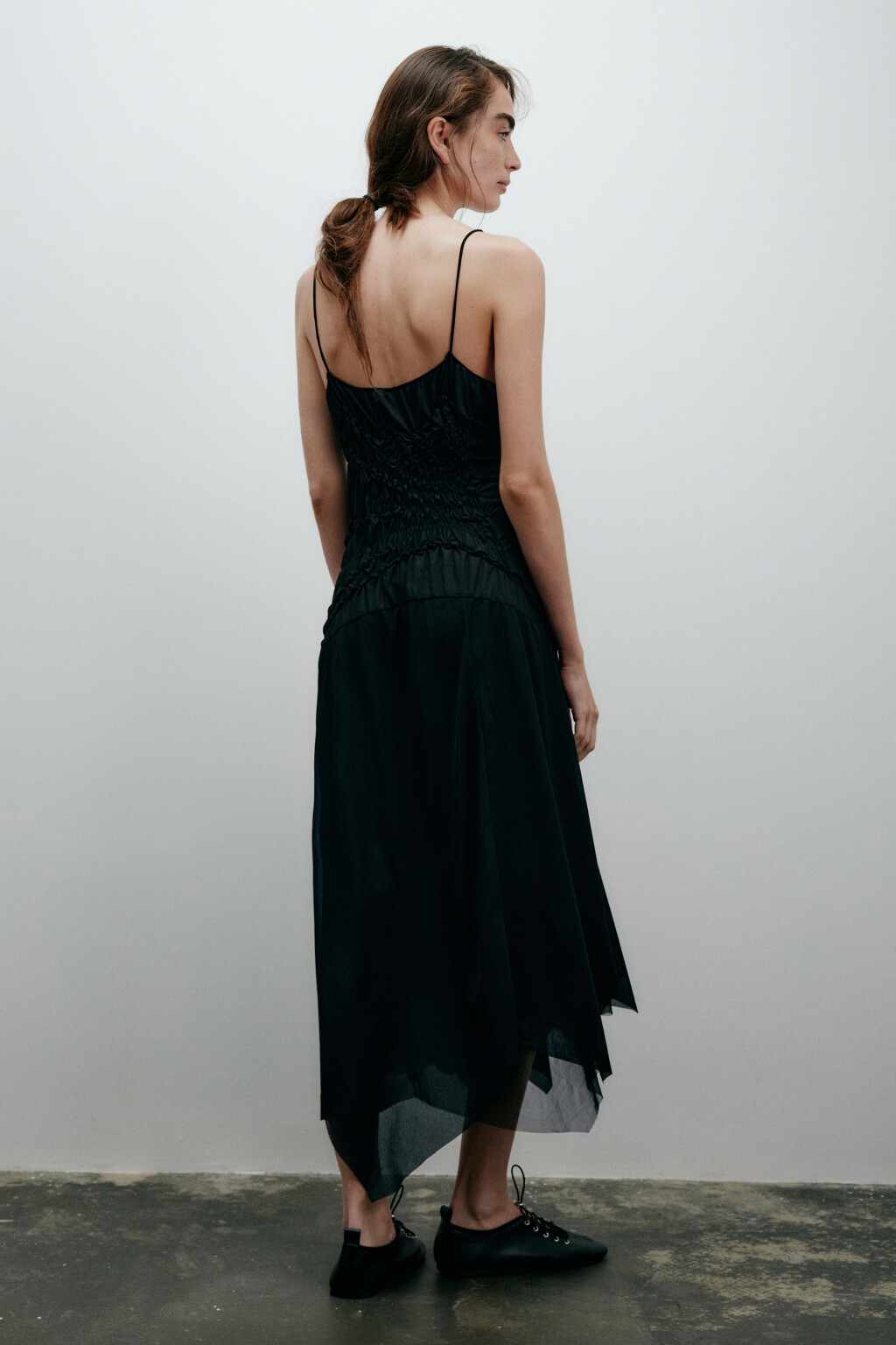 Платье асимметричное на бретельках - цвет черный - 4