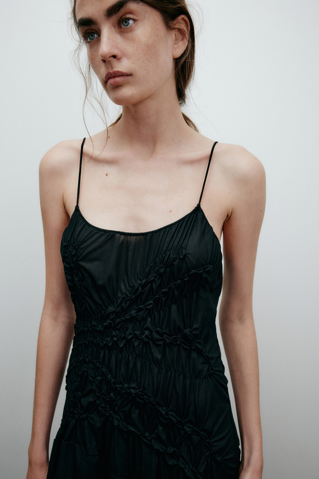 Платье асимметричное на бретельках - цвет черный - 6