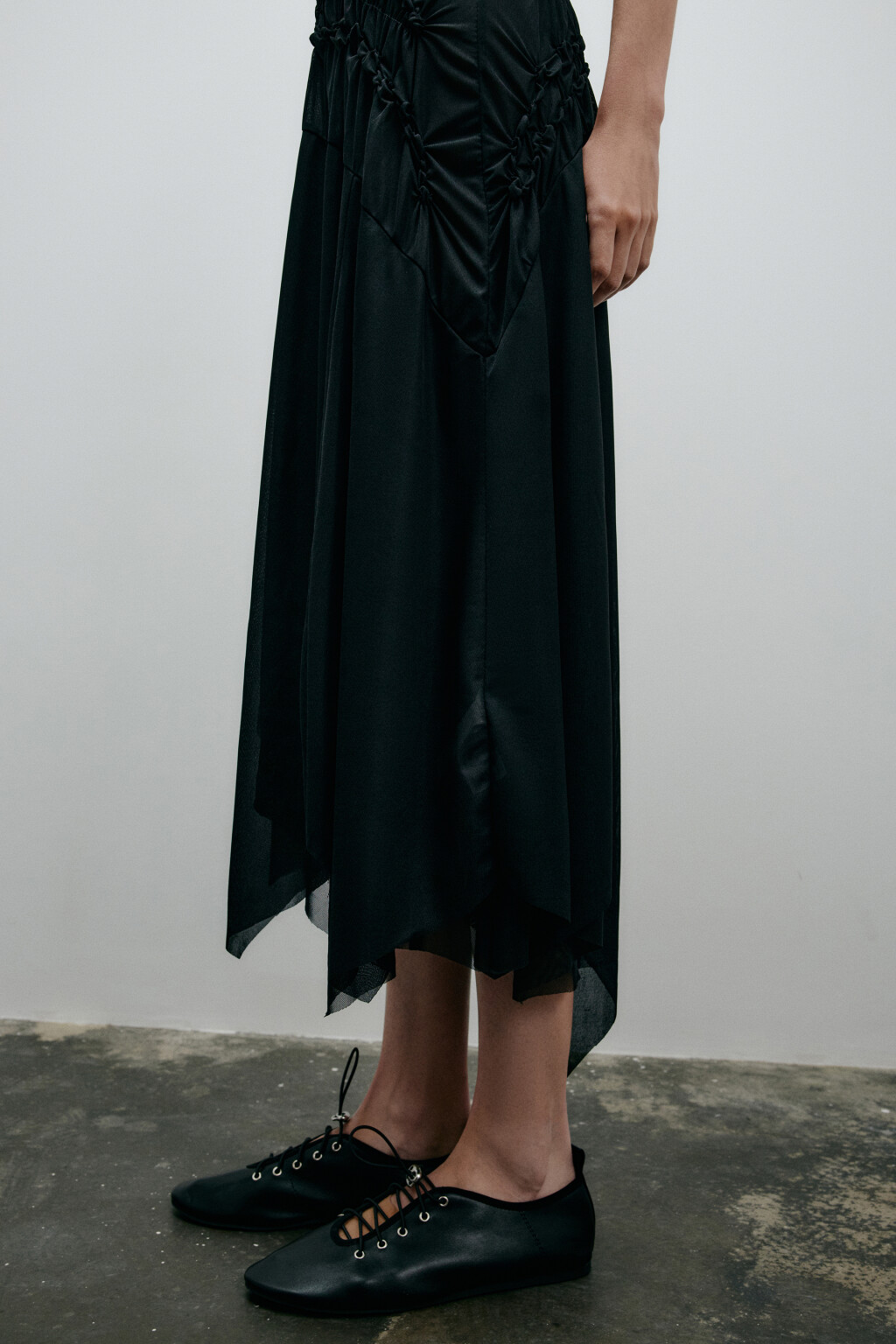 Платье асимметричное на бретельках - цвет черный - 7