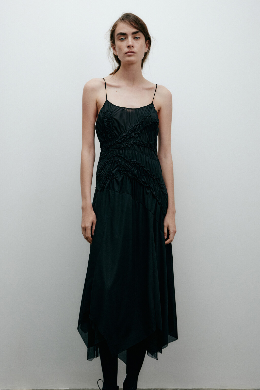 Платье асимметричное на бретельках - цвет черный - 8