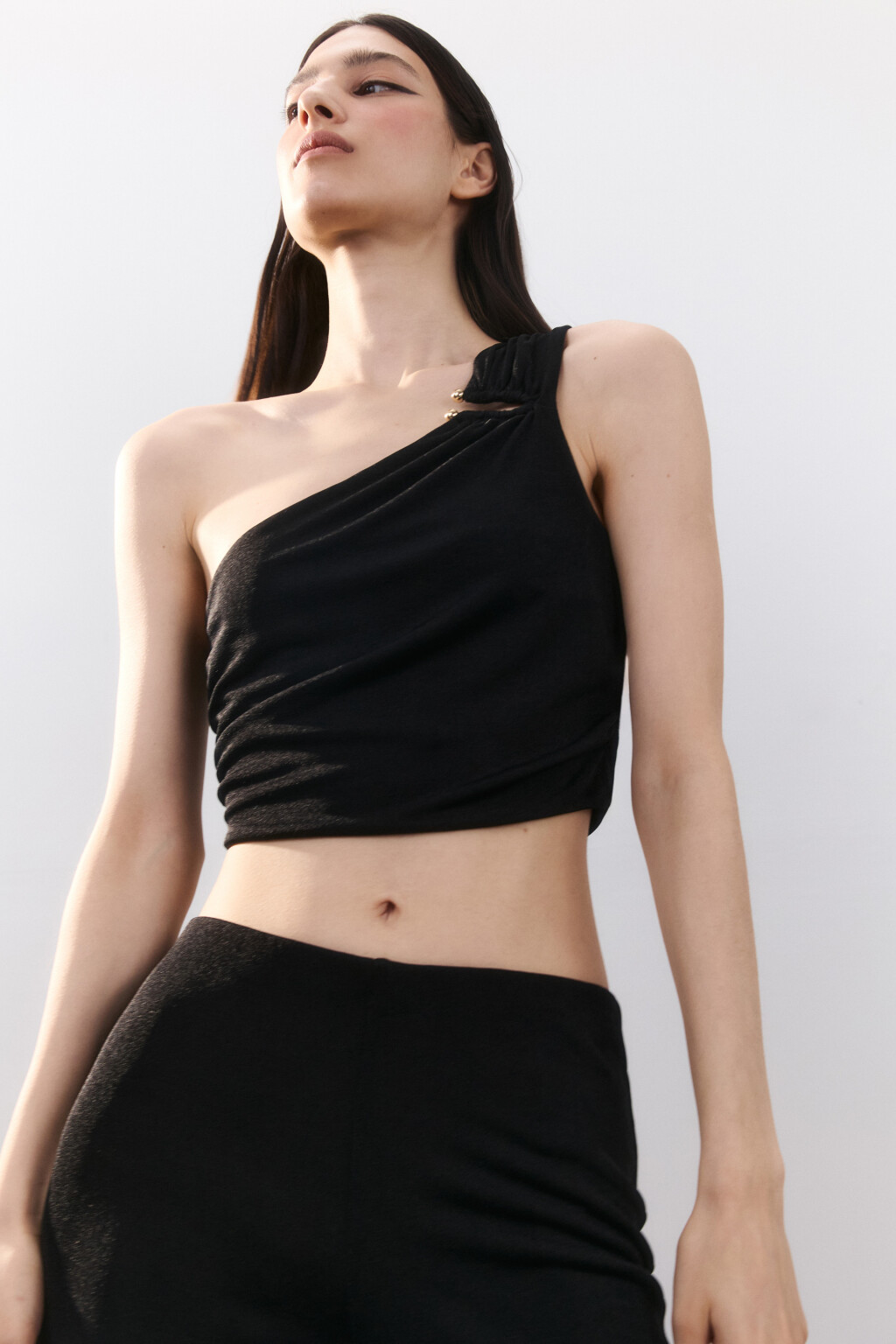 Топ на одно плечо с драпировкой - цвет черный - 2