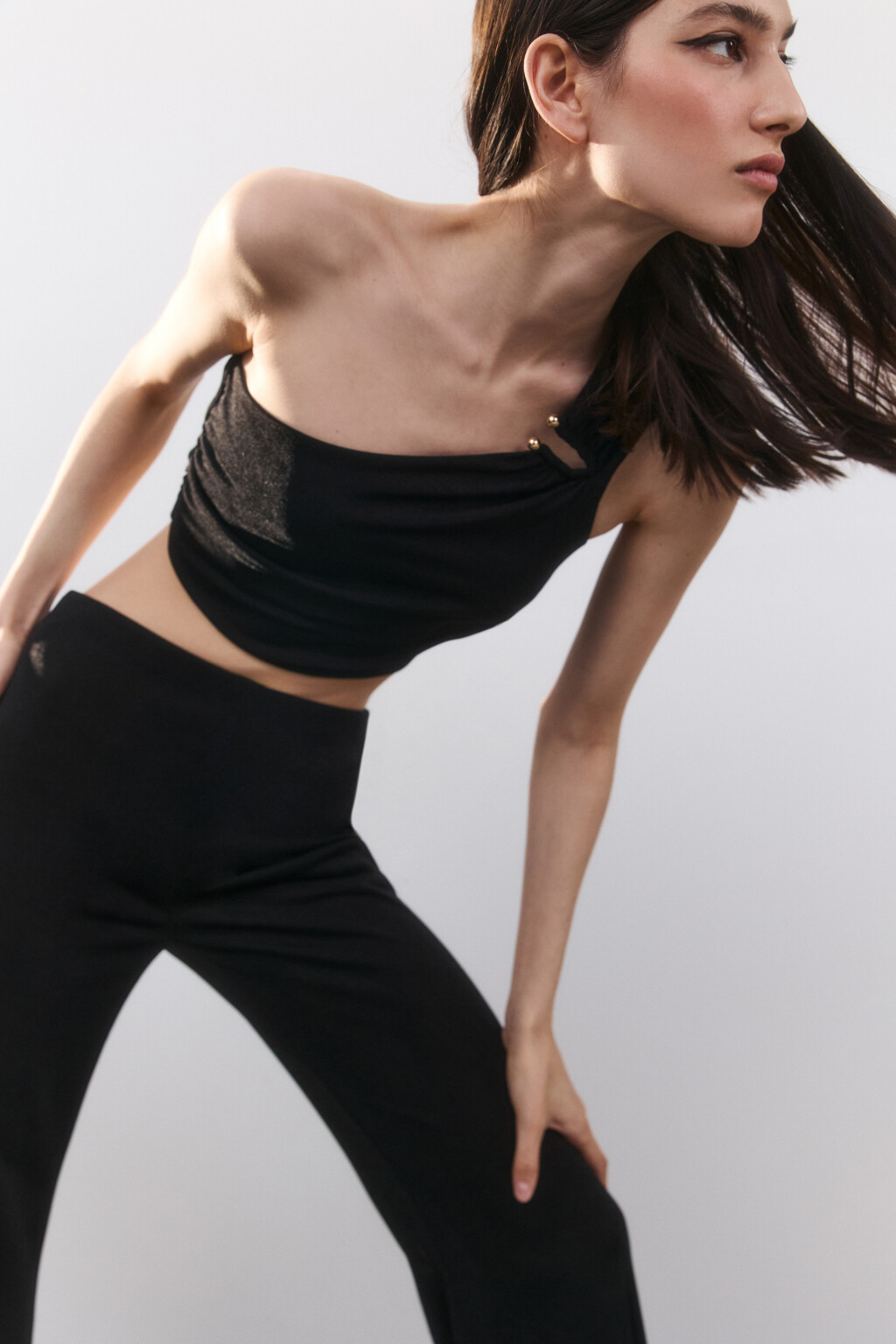 Топ на одно плечо с драпировкой - цвет черный - 1