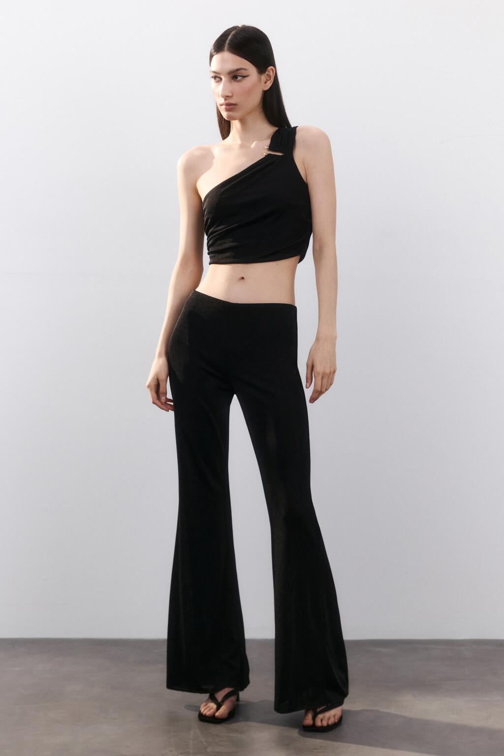 Топ на одно плечо с драпировкой - цвет черный - 5