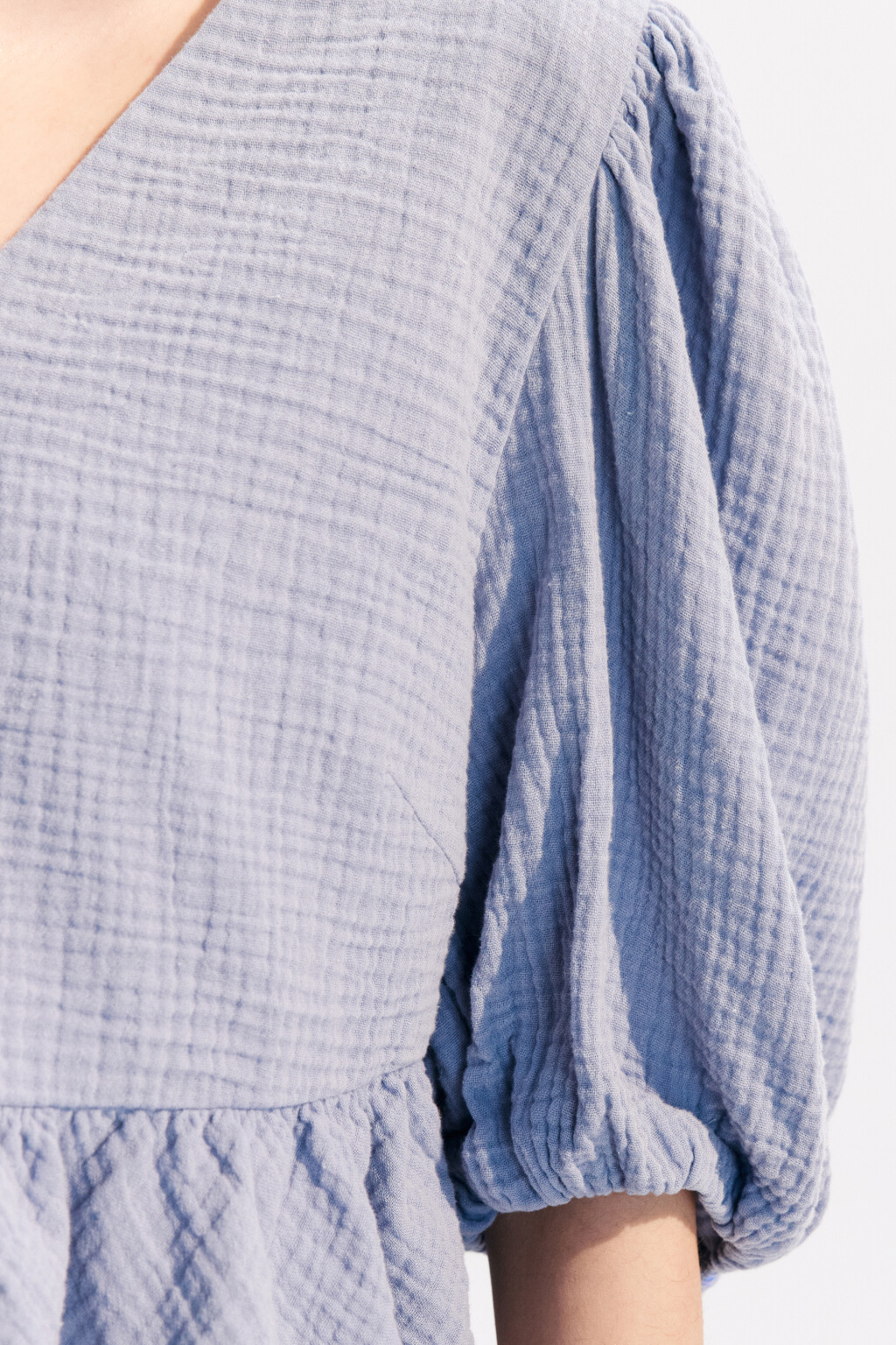 Блузка из муслина с баской и вырезом - цвет голубой - 6