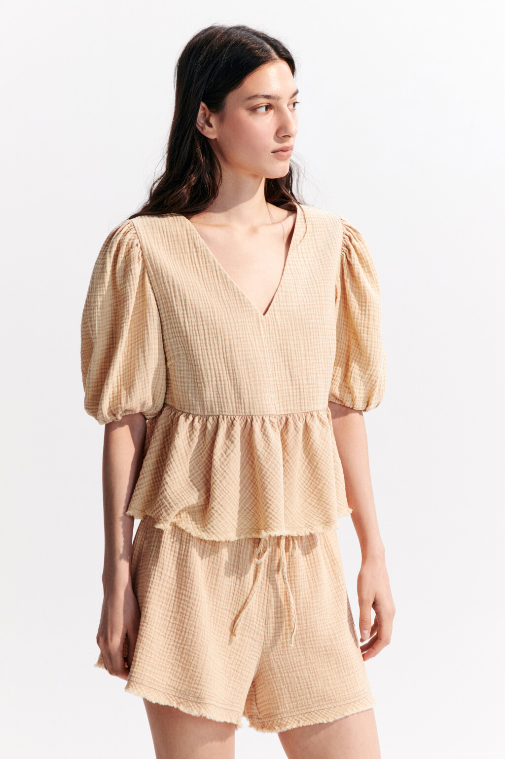 Блузка из муслина с баской и вырезом - цвет бежевый - 2