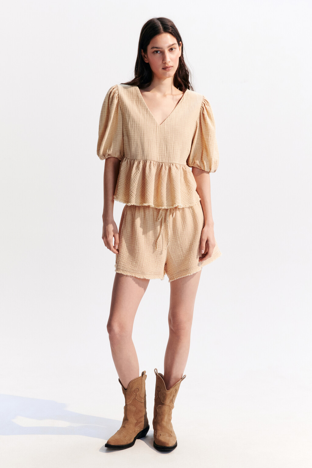 Блузка из муслина с баской и вырезом - цвет бежевый - 4