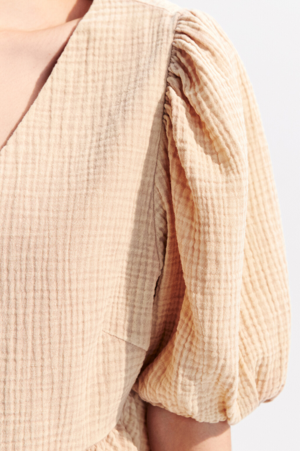 Блузка из муслина с баской и вырезом - цвет бежевый - 6