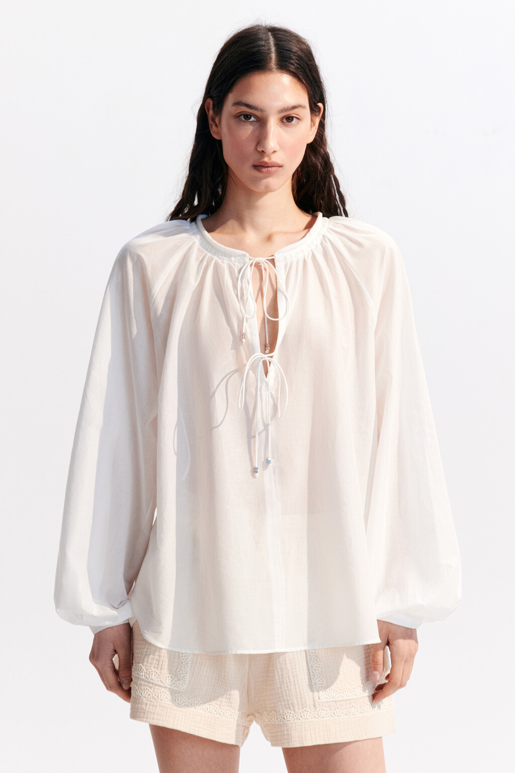 Блузка хлопковая с завязками на груди - цвет белый - 2