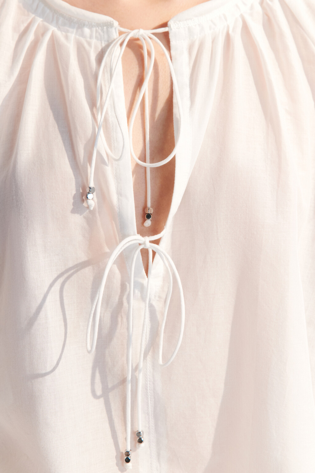 Блузка хлопковая с завязками на груди - цвет белый - 5