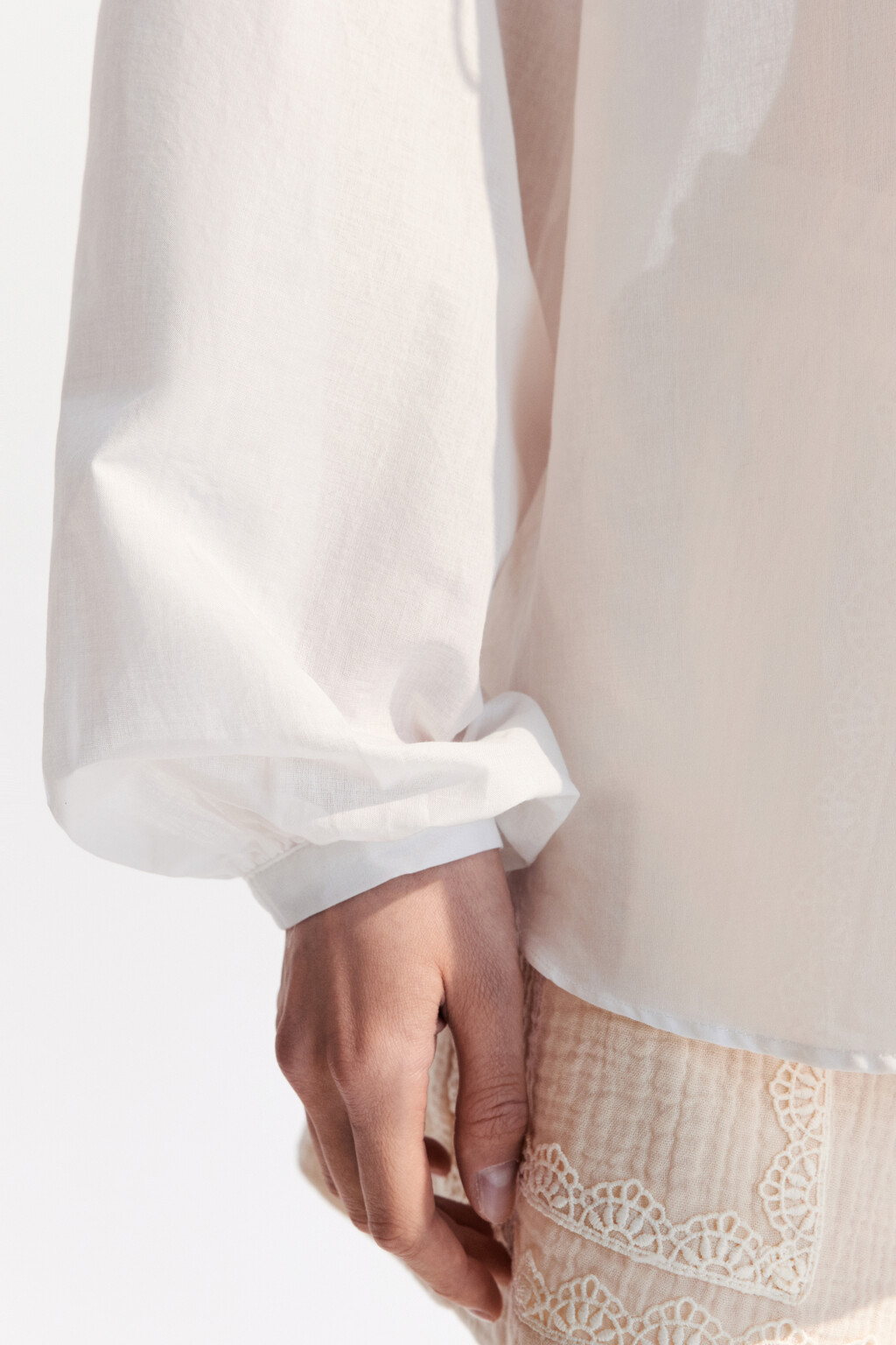 Блузка хлопковая с завязками на груди - цвет белый - 6
