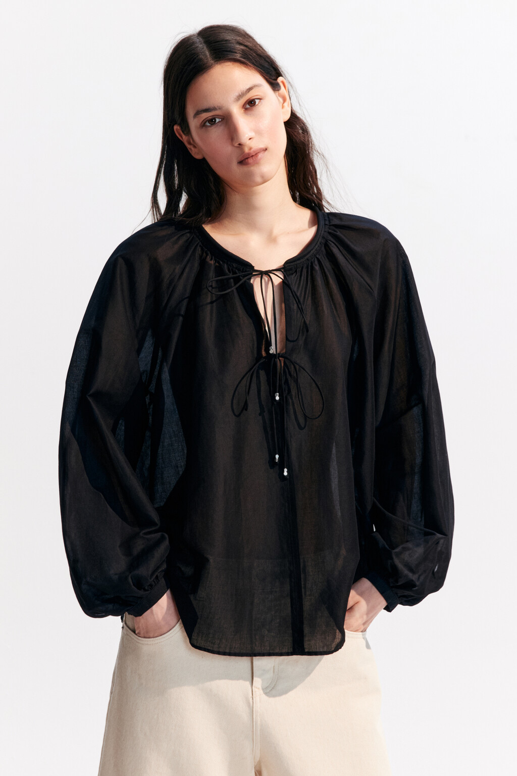 Блузка хлопковая с завязками на груди - цвет черный - 2