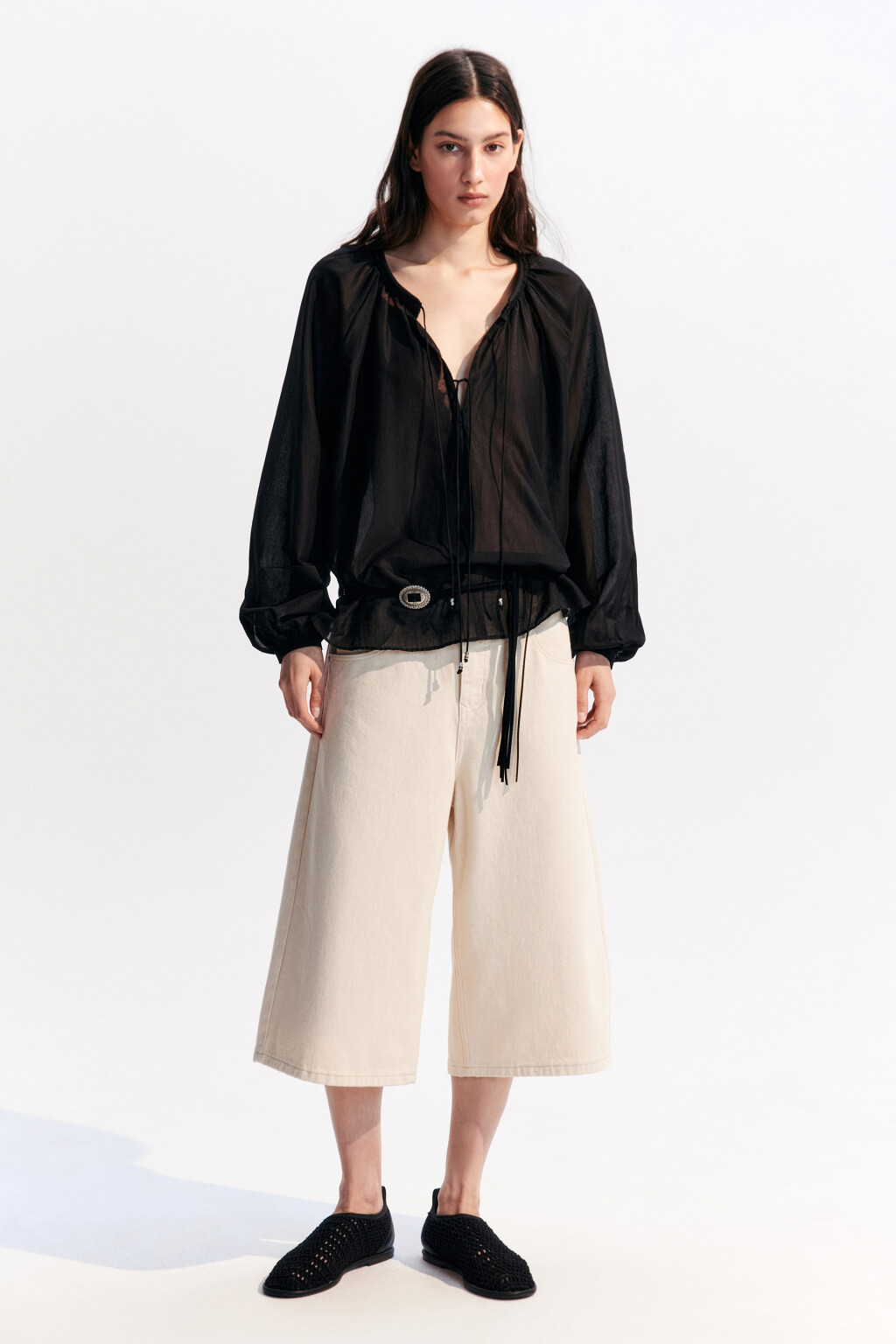 Блузка хлопковая с завязками на груди - цвет черный - 4