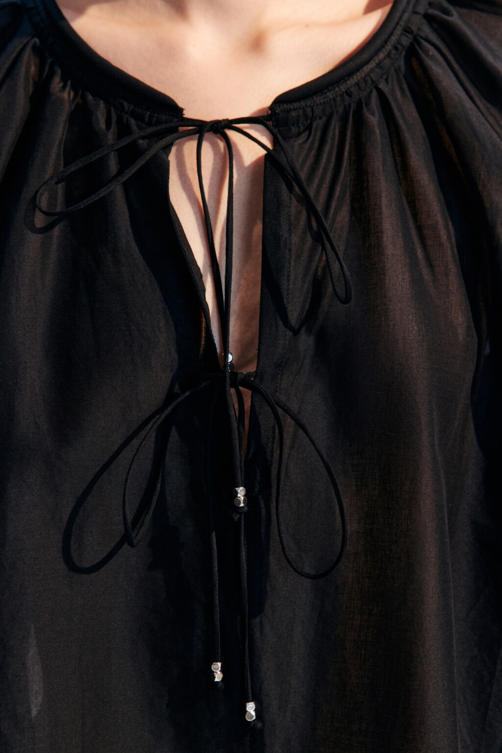 Блузка хлопковая с завязками на груди - цвет черный - 5