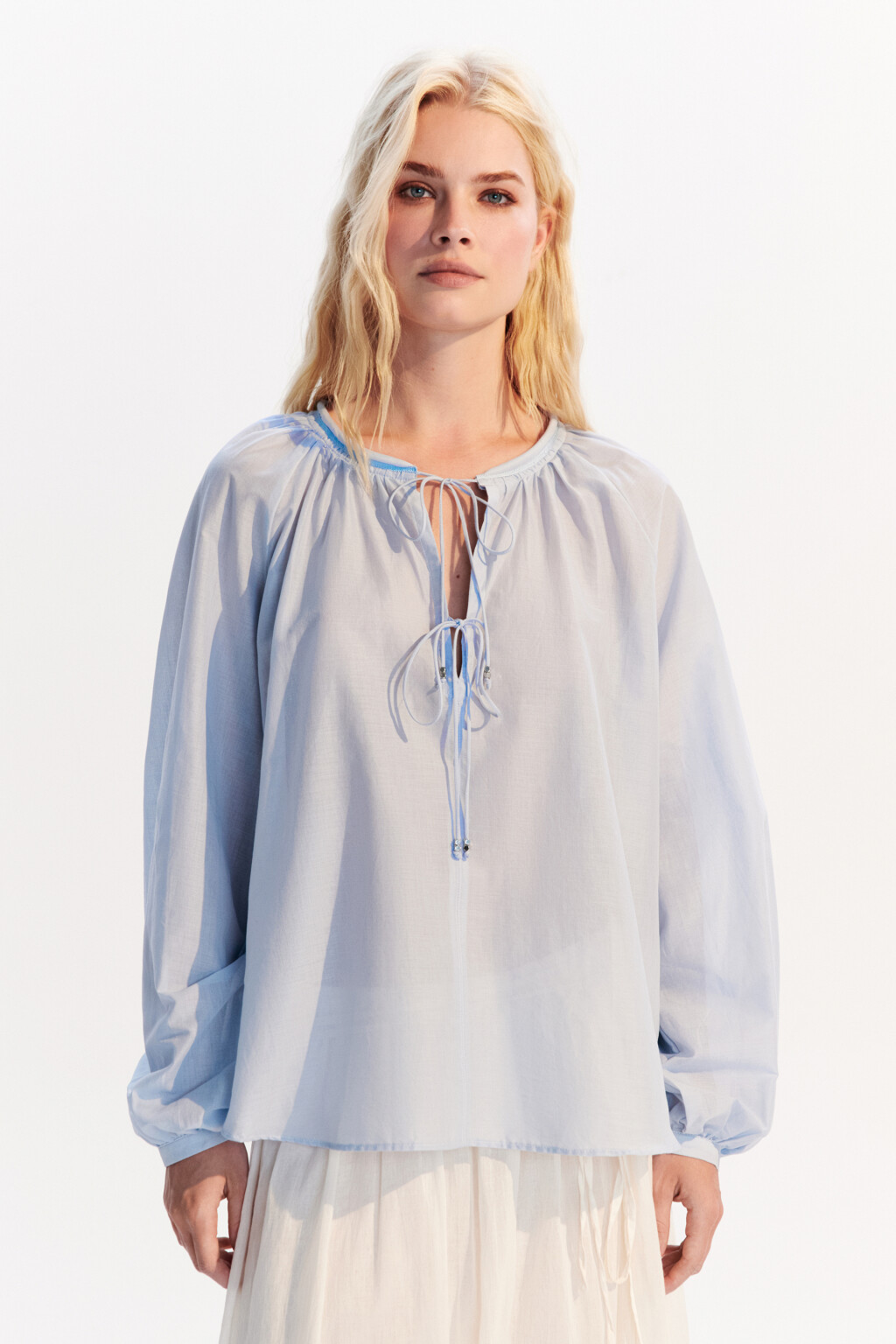 Блузка хлопковая с завязками на груди - цвет голубой - 3